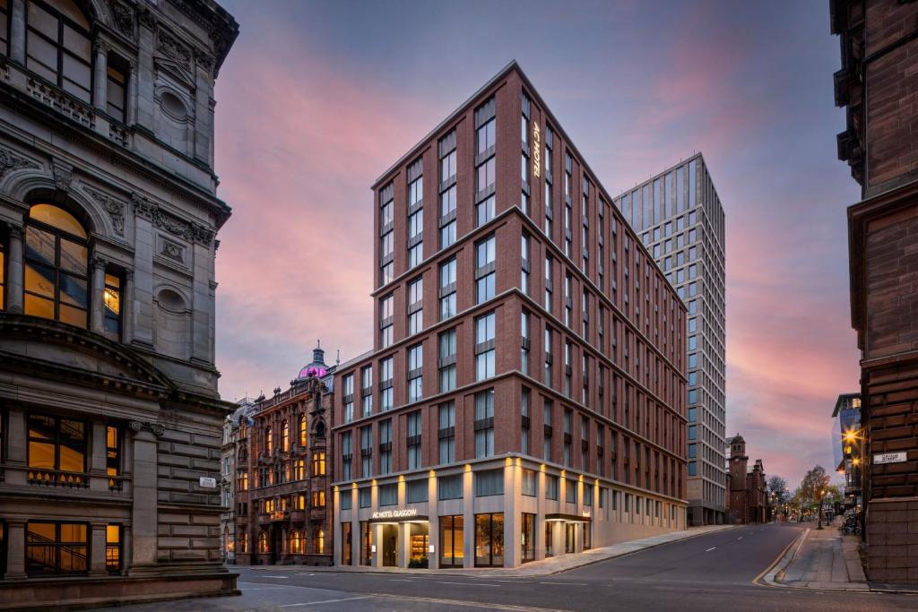 AC Hotel by Marriott Glasgow في غلاسكو: وجود عمارة طويلة في مدينة