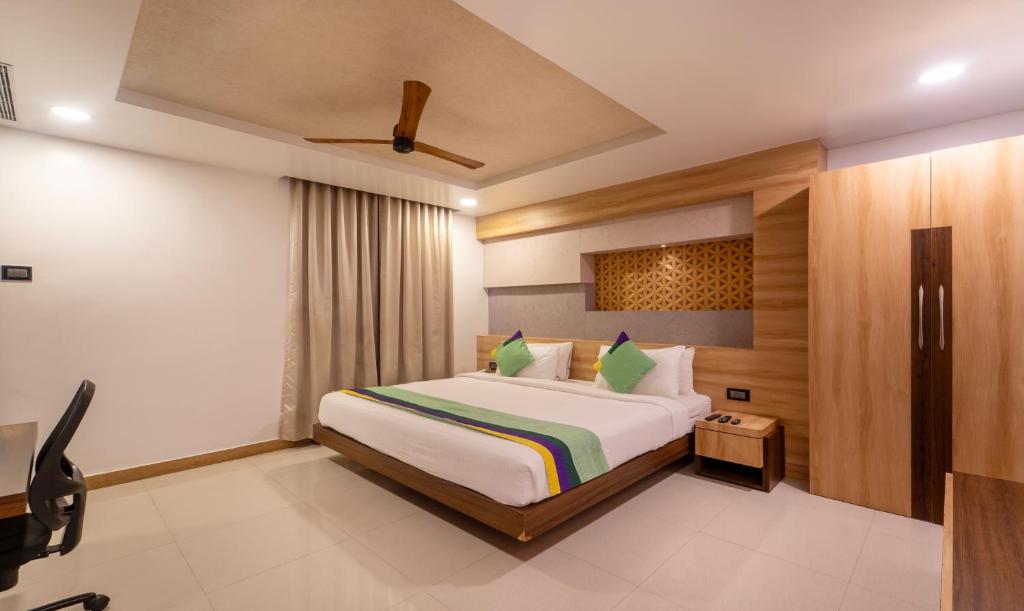 um quarto com uma cama grande num quarto em Treebo Golden Swan Pammal em Chennai