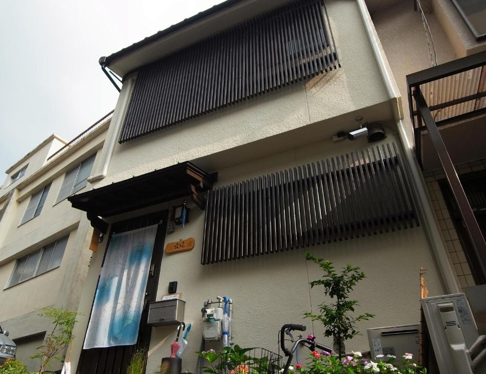 un bâtiment avec de grands stores latéraux dans l'établissement Guesthouse Engawa, à Kyoto