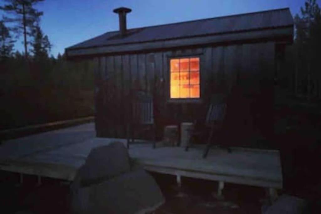 una piccola cabina con una luce alla finestra di Velkommen til Finnskogen og minihytta Rimbila a Kongsvinger