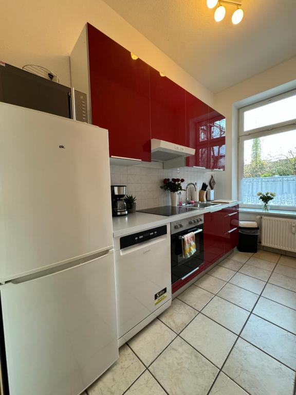 A kitchen or kitchenette at Attraktive Wohnung im grünen Hinterhof