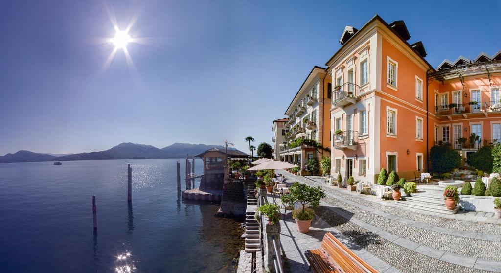 een groep gebouwen naast een waterlichaam bij Hotel Cannero in Cannero Riviera