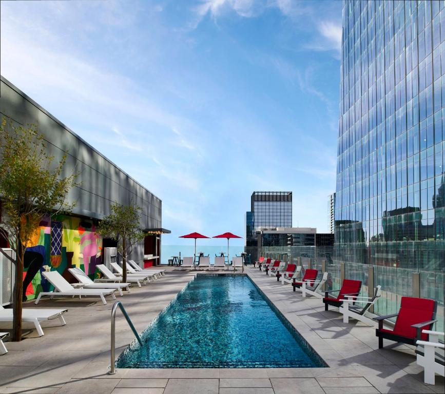 Басейн в citizenM Austin Downtown або поблизу