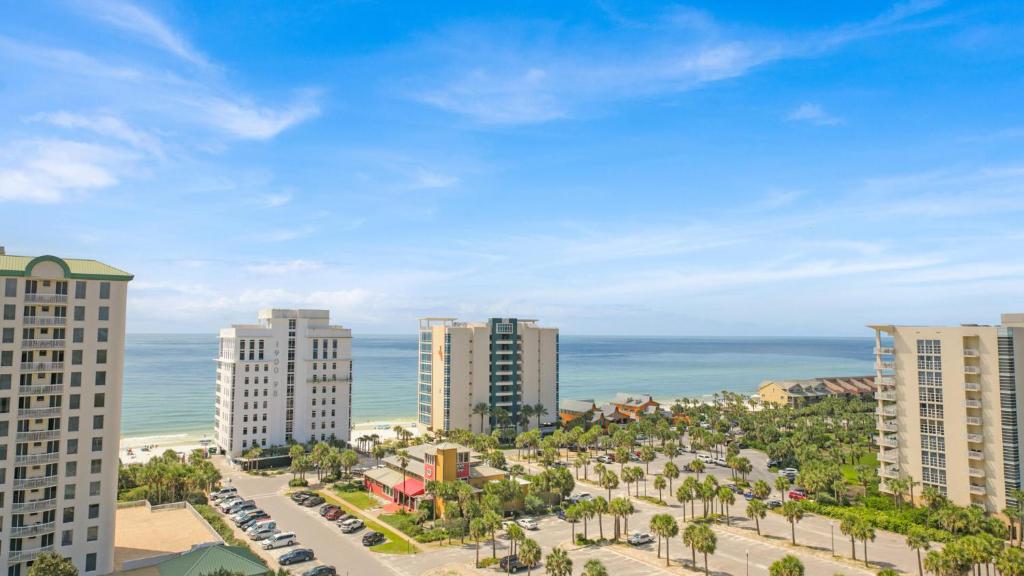 uma vista para uma cidade com edifícios altos e o oceano em St Lucia 1204 a Luxury Condo with Gulf Views em Destin