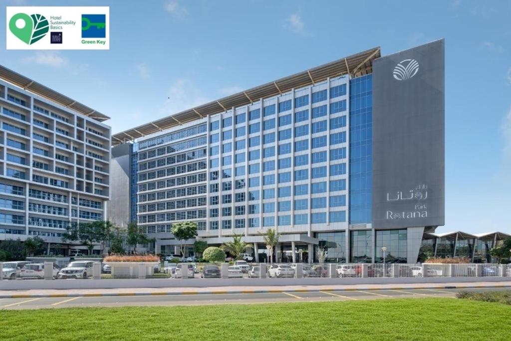 uma representação de um grande edifício com carros estacionados no exterior em Park Rotana Abu Dhabi em Abu Dhabi