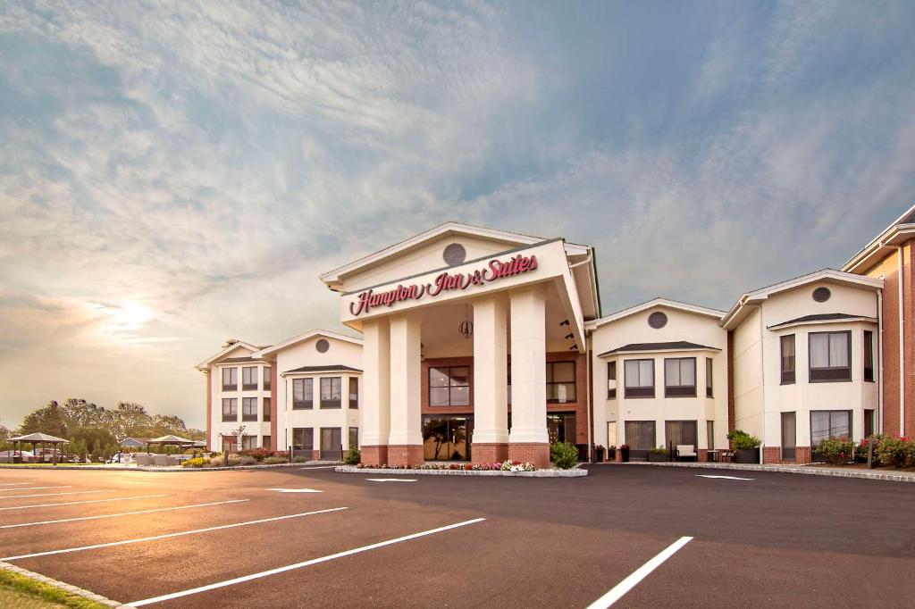 uitzicht op een hotel met een parkeerplaats bij Hampton Inn & Suites Fairfield in Fairfield