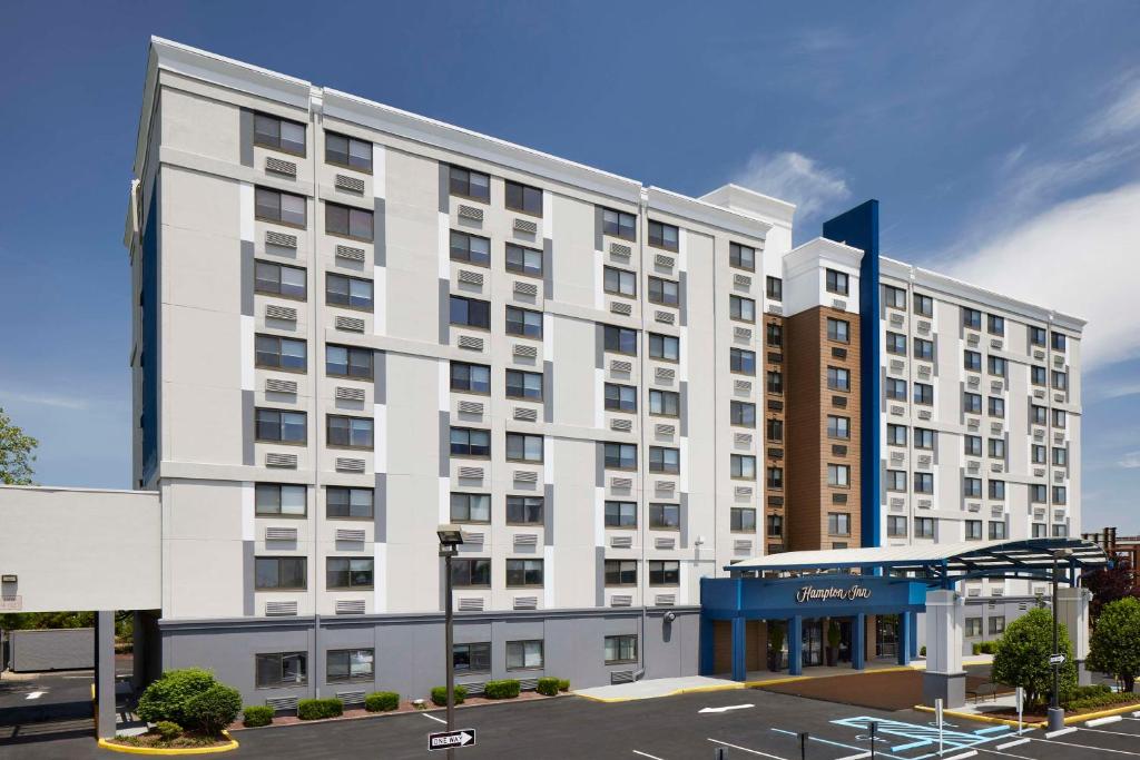 een groot wit gebouw met een parkeerplaats bij Hampton Inn Newark Airport in Newark