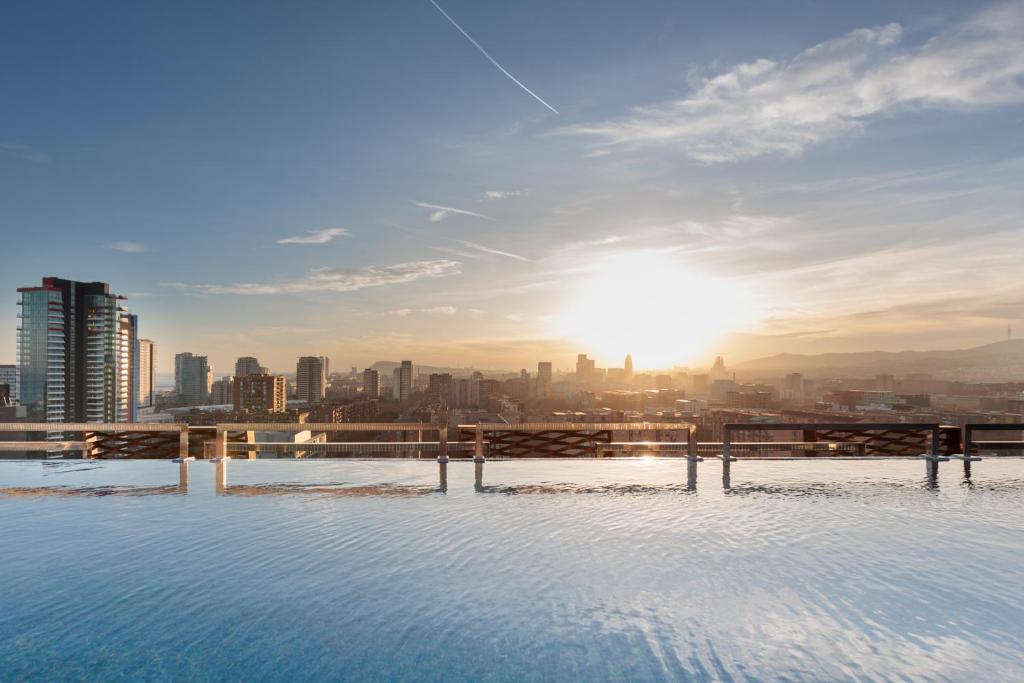 The swimming pool at or close to Tembo Barcelona