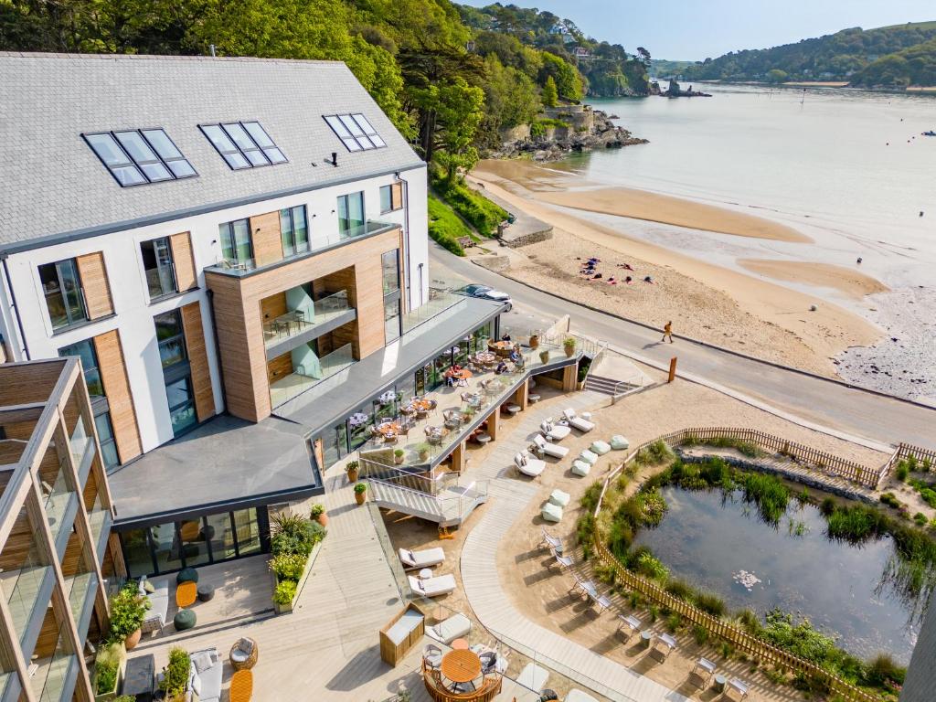 una vista aérea de un hotel con playa en Harbour Beach Club, Hotel & Spa en Salcombe