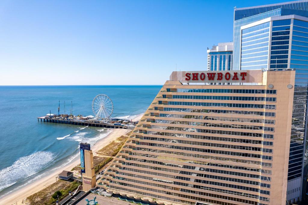 een gebouw met een bord naast de oceaan bij Showboat Hotel Atlantic City in Atlantic City