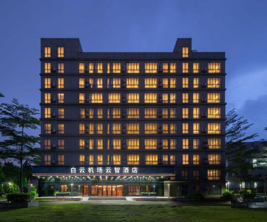 een groot gebouw met verlichting aan bij Guangzhou Baiyun Airport Yunzhi Hotel near Terminal One - Complimentary Shuttle Bus between hotel to Canton Fair Complex during Canton Fair in Guangzhou