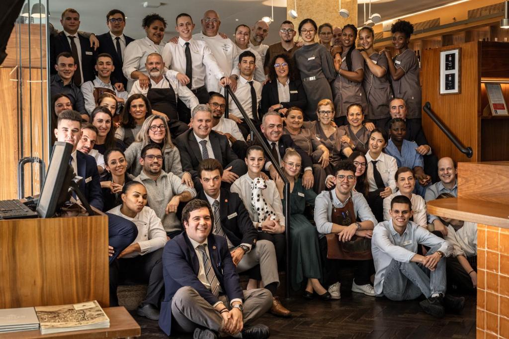 Un grand groupe de personnes se posant pour une image dans l'établissement Corpo Santo Lisbon Historical Hotel, à Lisbonne