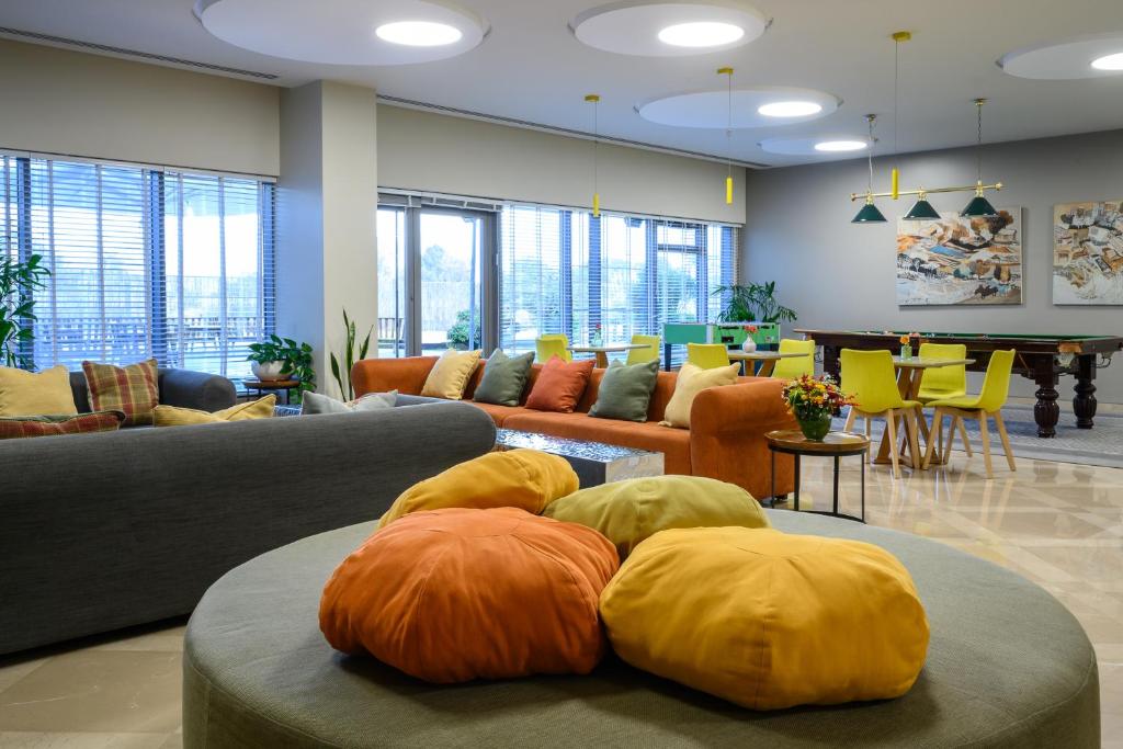 Кът за сядане в Sadot Hotel Ben Gurion Airport - an Atlas Boutique Hotel