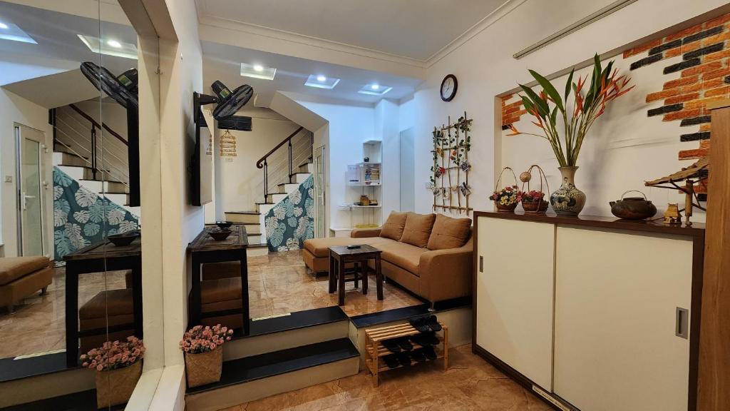 พื้นที่นั่งเล่นของ Top Location 3-4-5 Bedrooms House in Centre of Ha Noi - Clean, Cozy and Private - THE TOURNESOL