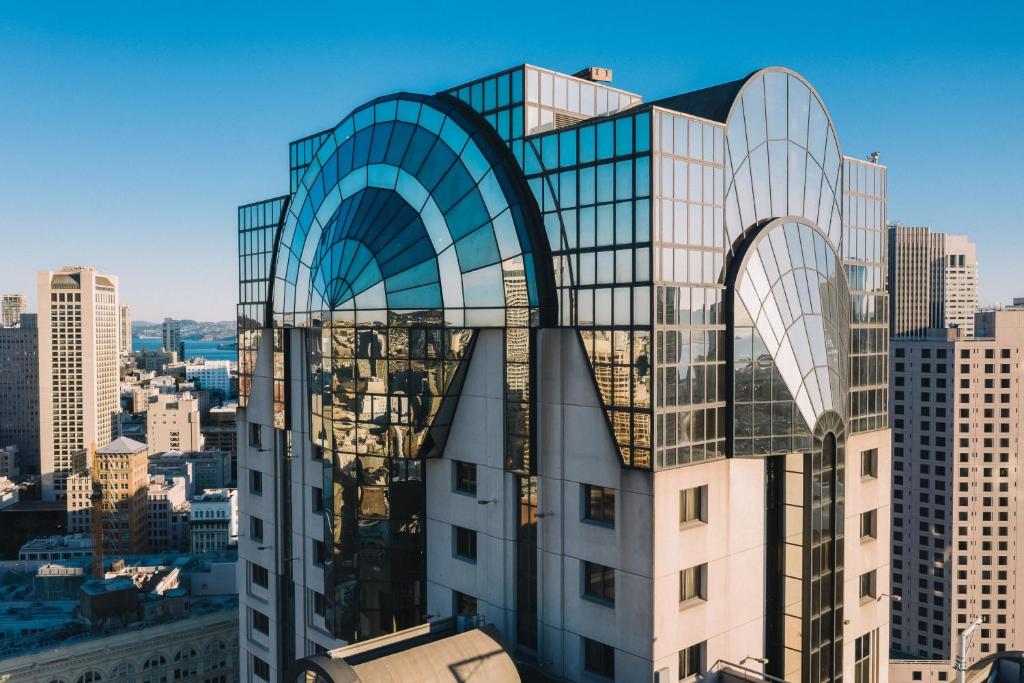 vistas a un edificio con fachada de cristal en San Francisco Marriott Marquis Union Square, en San Francisco