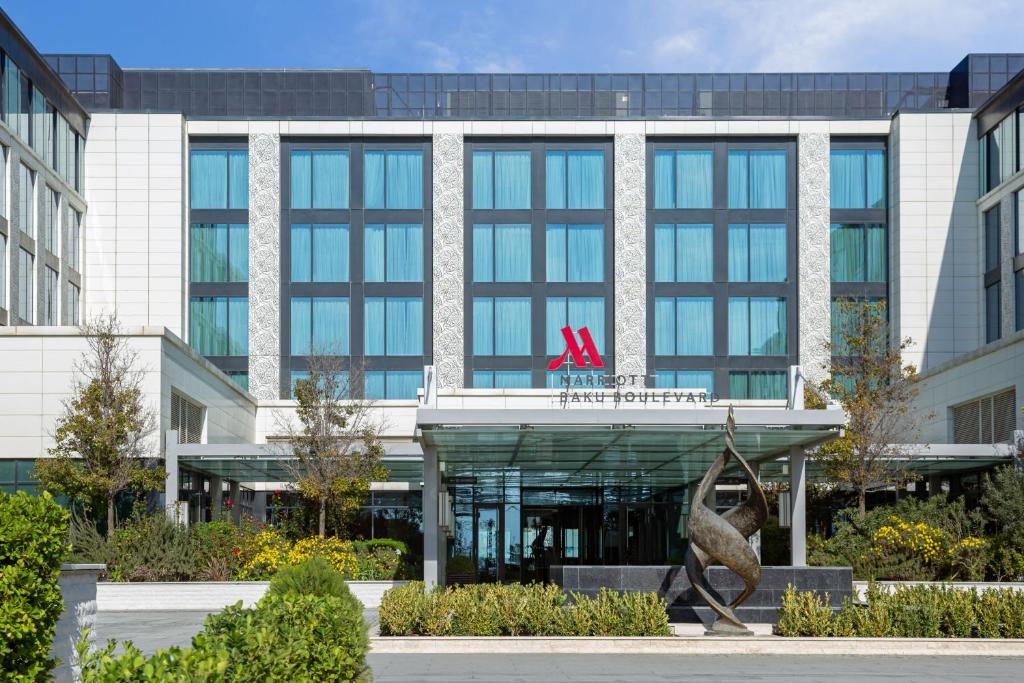 un edificio con una scultura di fronte di Baku Marriott Hotel Boulevard a Baku