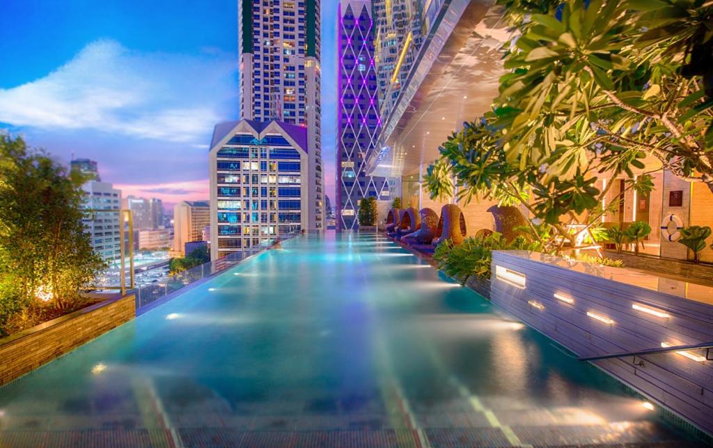 A piscina localizada em Eastin Grand Hotel Sathorn ou nos arredores