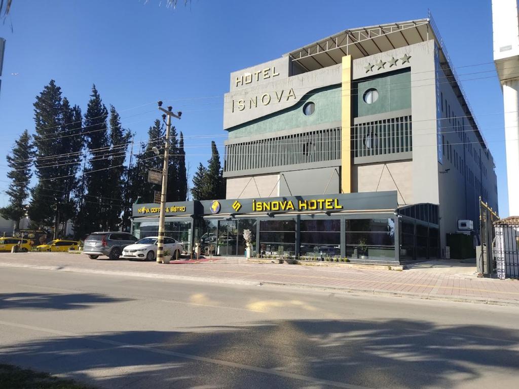 ein Gebäude mit einem davor geparkt in der Unterkunft Isnova Hotel Airport in Antalya