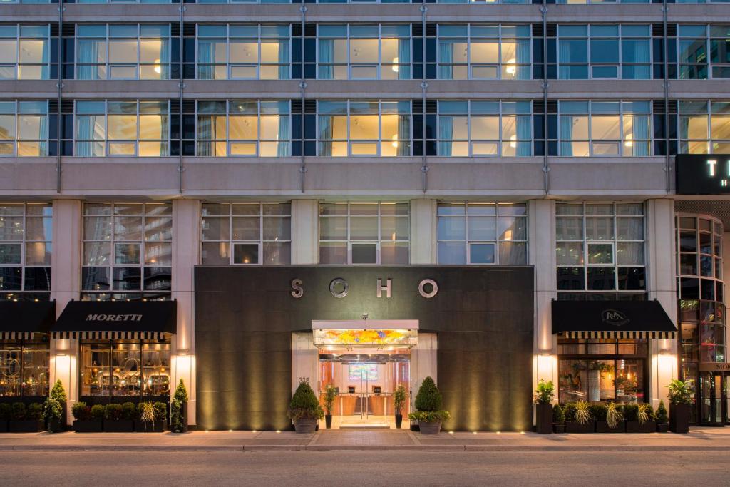 uma vista exterior de um edifício com uma porta da frente em SoHo Hotel Toronto em Toronto