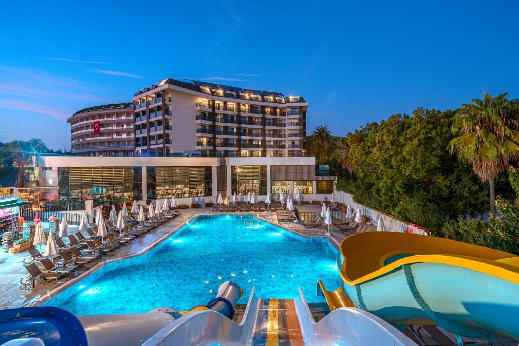 ein Hotel mit einem Pool und einem Resort in der Unterkunft SEAPHORIA BEACH HOTEL & Spa - by Mir'Amor-Ultra All Inclusive in Antalya