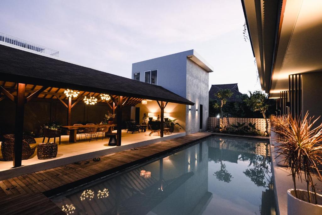 een zwembad in het midden van een huis bij Luna Ola Villa Berawa in Canggu