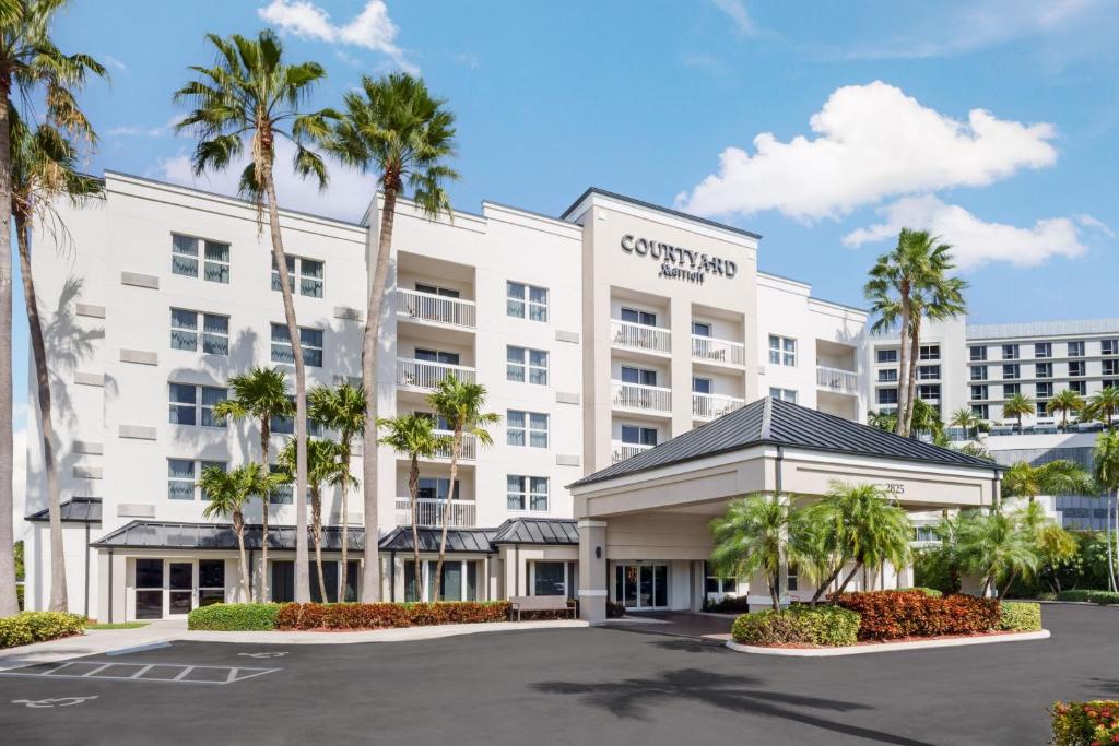 vista esterna di un hotel con palme di Courtyard by Marriott Miami Aventura Mall ad Aventura