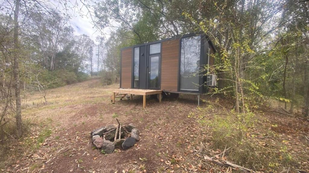 Vườn quanh Hill Creek Tiny House 3 by Tiny Away