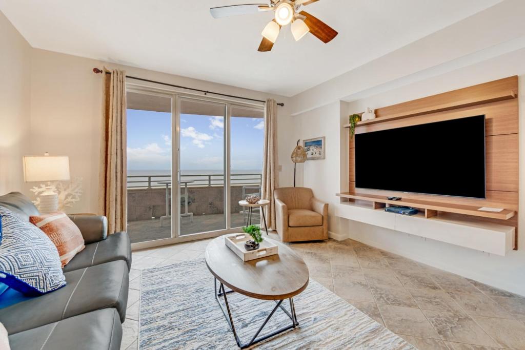 sala de estar con TV de pantalla plana grande en 13th Floor 1 BR Condo- private balcony- Ocean Walk, en Daytona Beach