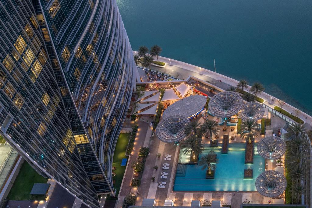 Piscina a Rosewood Abu Dhabi o a prop