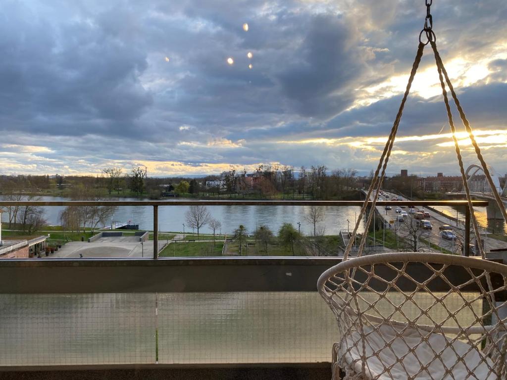 balcone con vista su una cassa d'acqua di Ferienwohnung Rheinblick a Kehl am Rhein