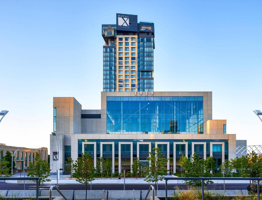 een gebouw met een klokkentoren erop bij Hotel X Toronto by Library Hotel Collection in Toronto