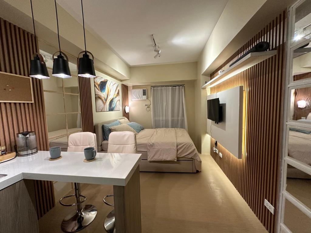 een slaapkamer met een bed en een keuken met een aanrecht bij Iloilo Travellers Zen Zone in Iloilo City