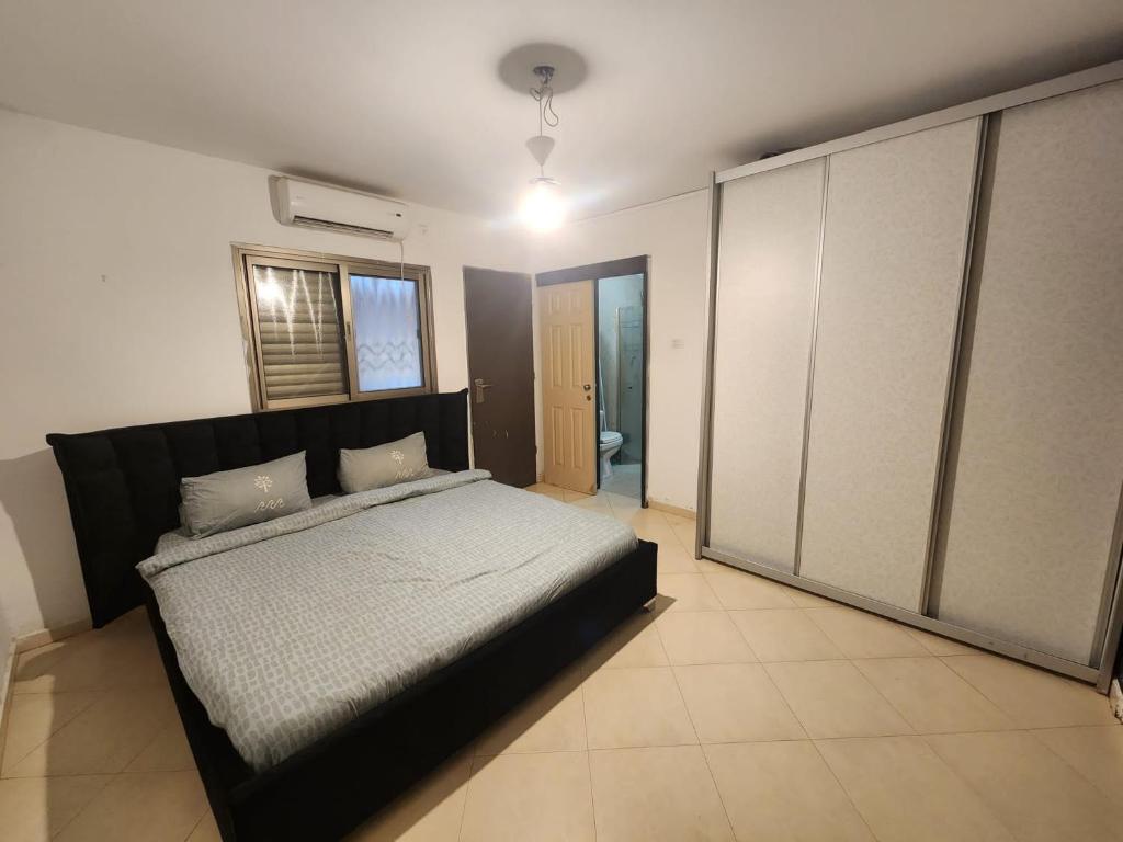 1 dormitorio con 1 cama grande en una habitación en מיני צימר רמון, en Mitzpe Ramon