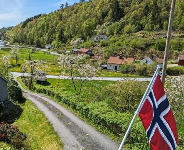 a british flag on the side of a road at Anneks i naturskjønne Gitlevåg in Lyngdal