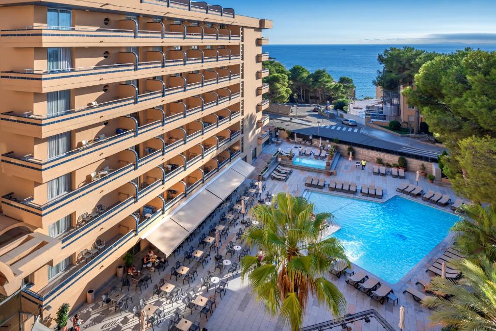 una vista aérea de un hotel con piscina y el océano en 4R Playa Park, en Salou