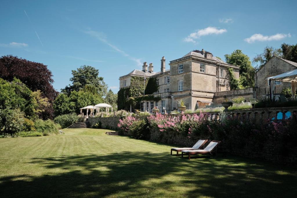 Un jardín fuera de Burleigh Court Hotel