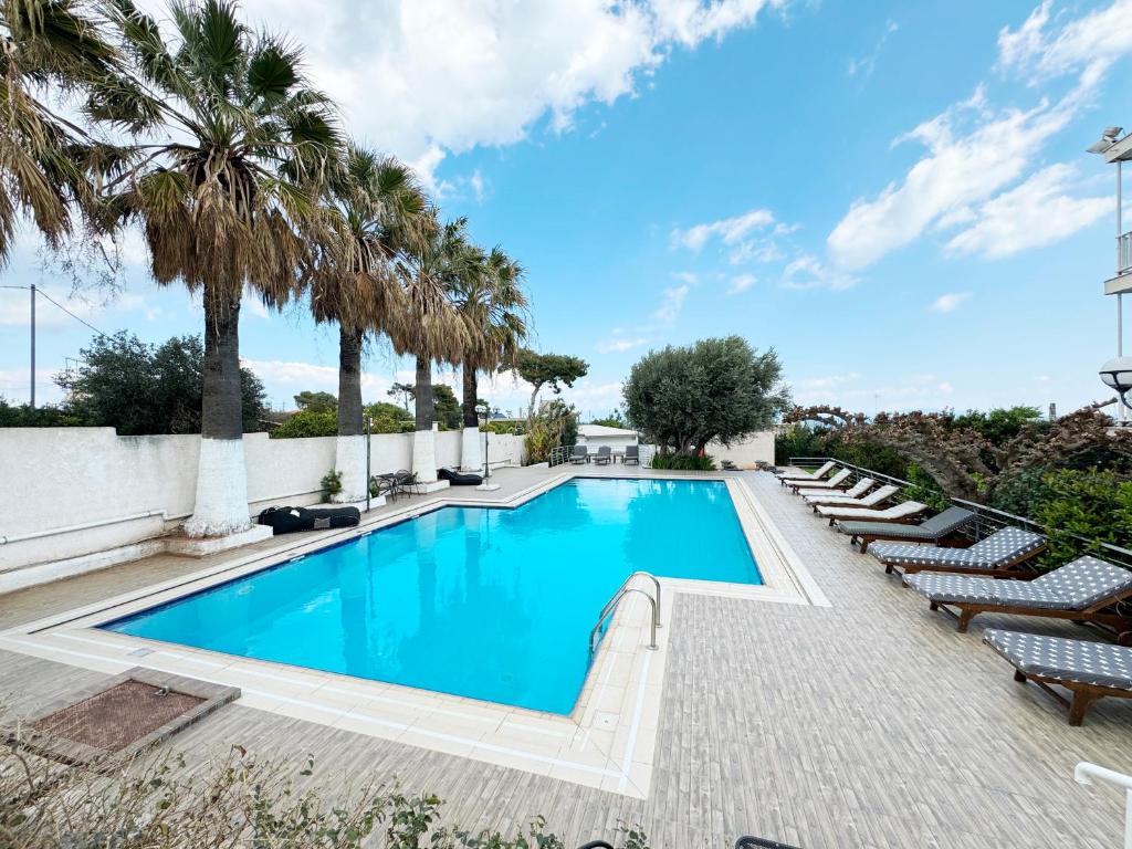 A piscina localizada em Myrto Hotel ou nos arredores