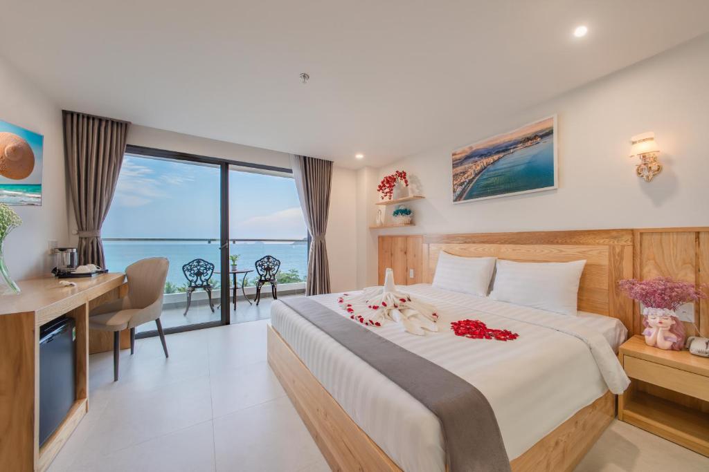 une chambre d'hôtel avec un lit fleuri dans l'établissement Bluebay Hotel, à Nha Trang