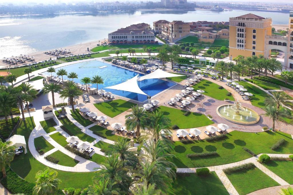 una vista aerea di un resort con piscina e spiaggia di The Ritz-Carlton Abu Dhabi, Grand Canal a Abu Dhabi