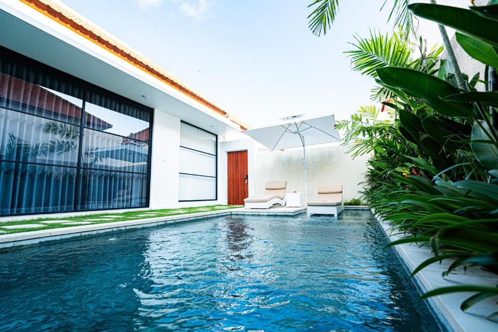 La Boutique villas Seminyak Bali游泳池或附近泳池