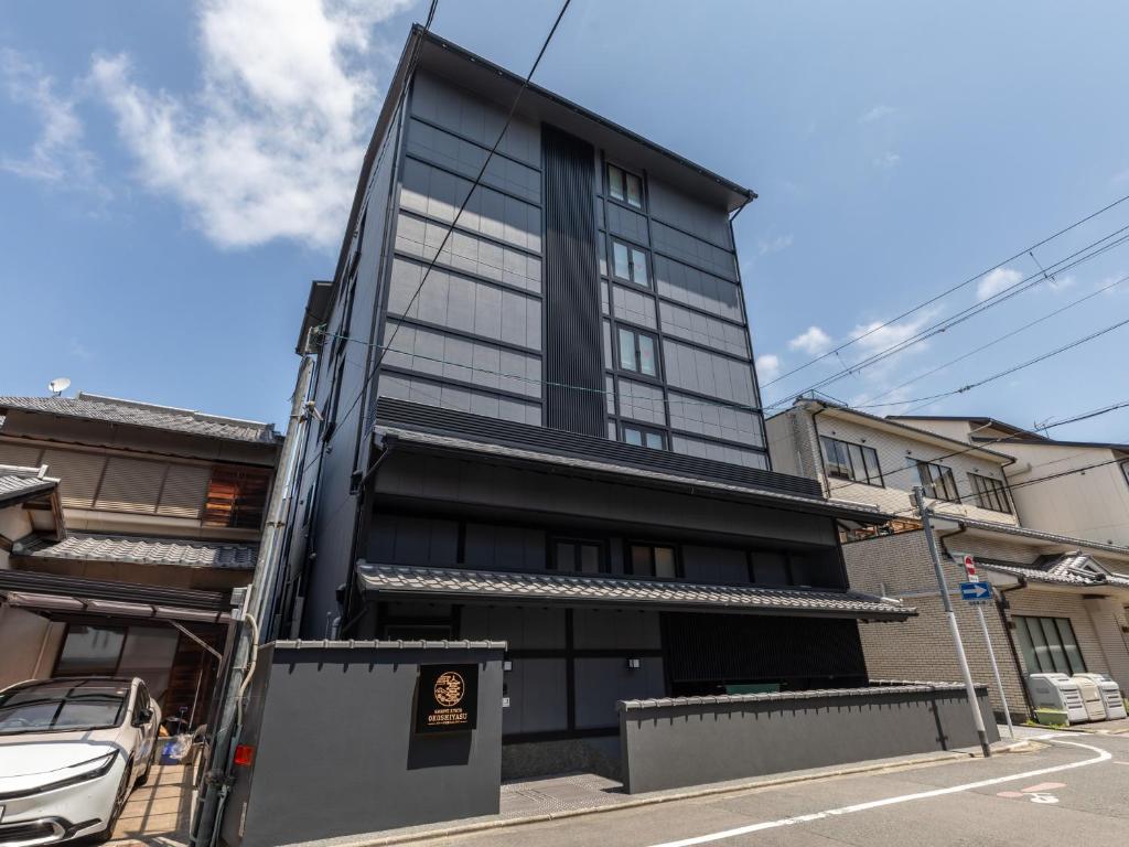 un edificio negro con un coche aparcado delante de él en Tabist GROOVE KYOTO OKOSHIYASU, en Kioto