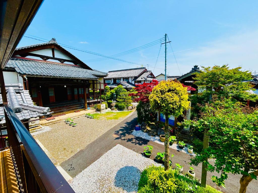 Aussicht vom Balkon eines Hauses in der Unterkunft 湖北 寺の宿-去-来-現Ko-Rai-Gen in Nagahama