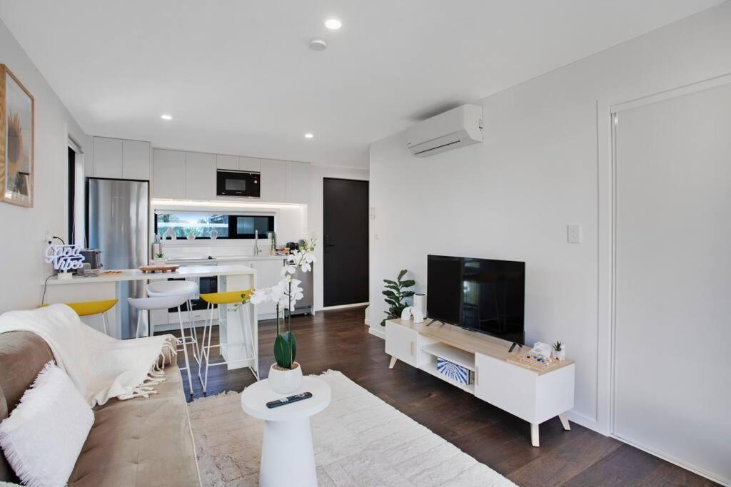 A television and/or entertainment centre at Brand New Family Home 7km from Airport