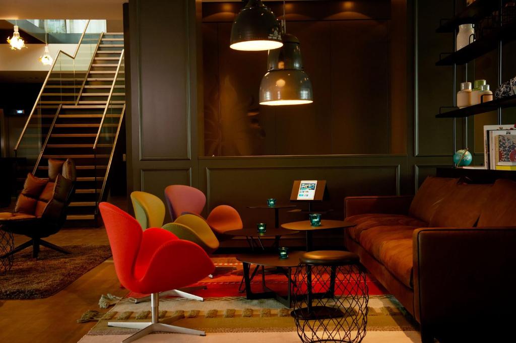 Seating area sa Motel One Amsterdam