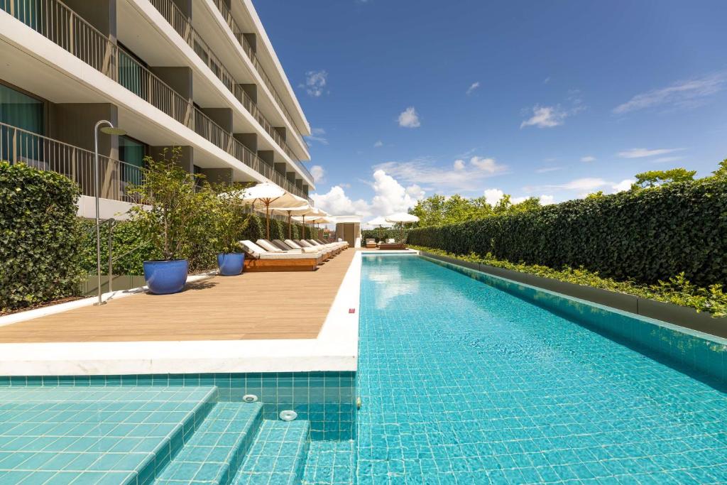 una piscina junto a un edificio en Legacy Hotel Cascais, Curio Collection By Hilton, en Cascais