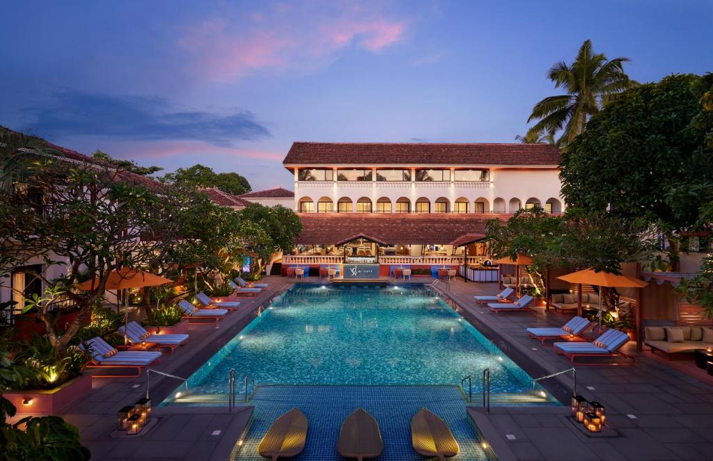 Hyatt Ronil Goa - a JdV by Hyatt Hotel في كالانغيُت: اطلالة جوية على فندق مع مسبح