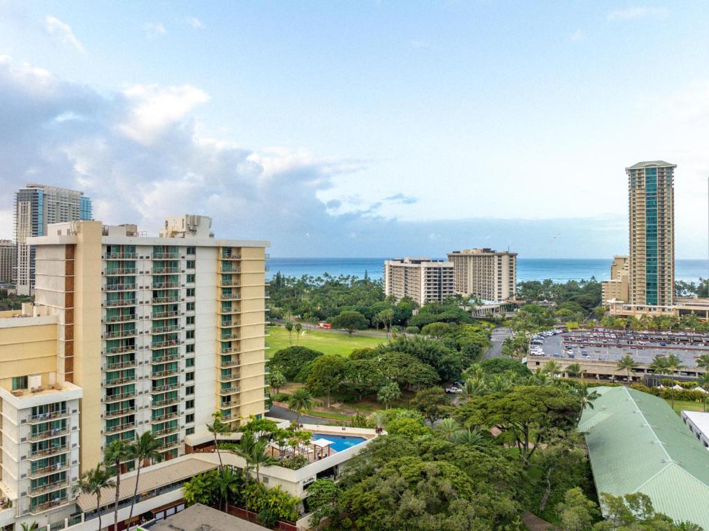 - une vue sur la ville et l'océan depuis l'aominium dans l'établissement Luana Waikiki Hotel & Suites, à Honolulu