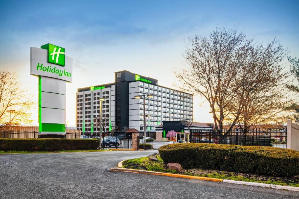 een gebouw met een hilton bord ervoor bij Holiday Inn Newark International Airport in Newark