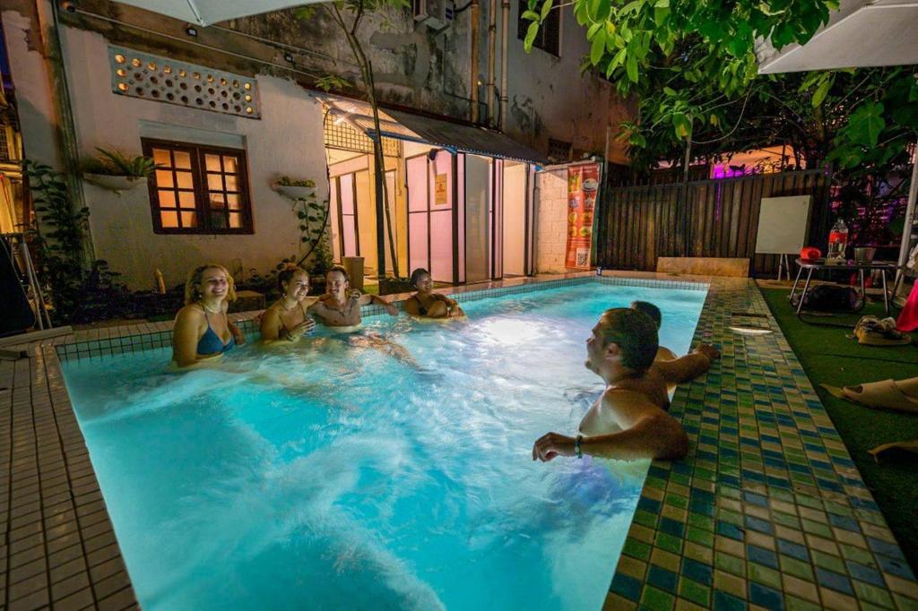 un grupo de personas en una piscina en The Manor by Mingle, en Kuala Lumpur