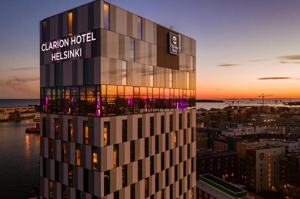 Un palazzo alto con un cartello sul lato. di Clarion Hotel Helsinki a Helsinki